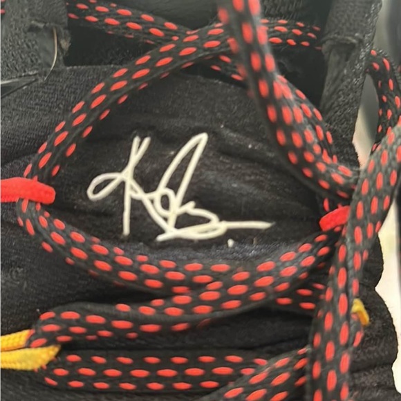 Nike Kyrie - Picture 2 of 8